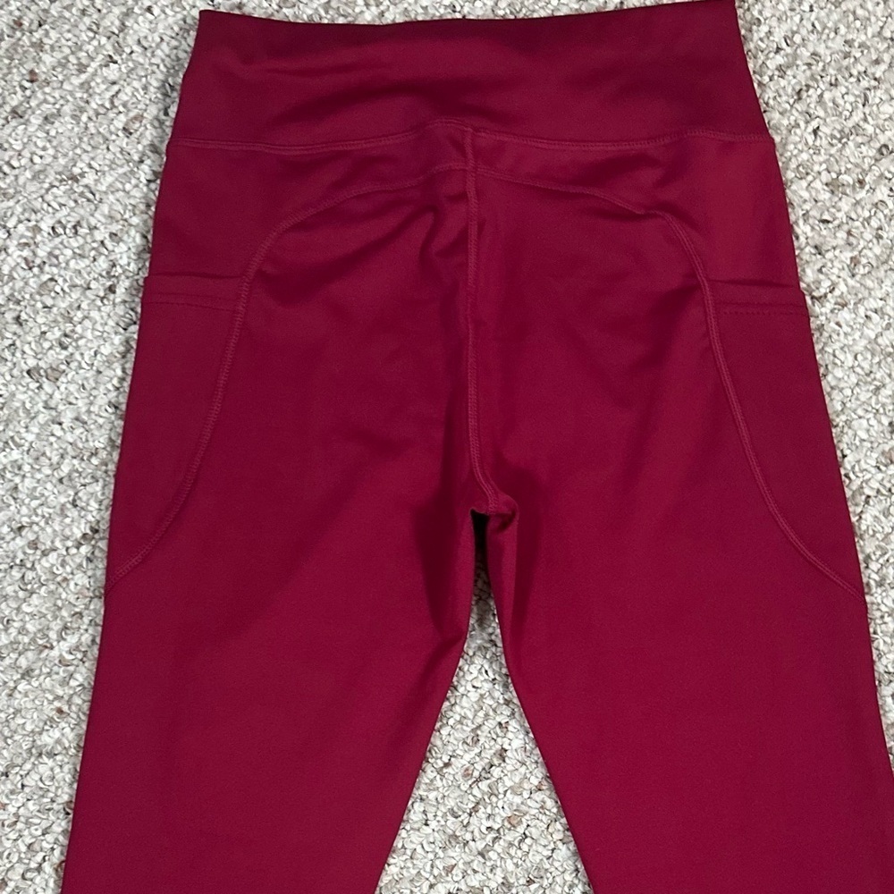 True Feat cropped leggings Deep Red Size Medium - Picture 8 of 8
